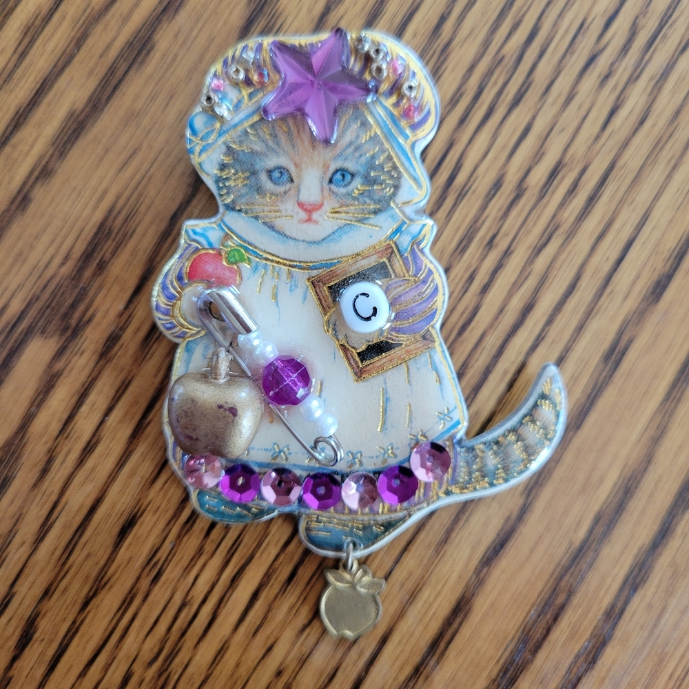 Handcrafted Cute Cat Pin Brooch ~ Embellished ~ Teacher ~ Kitten ~ Apple - Picture 5 of 16